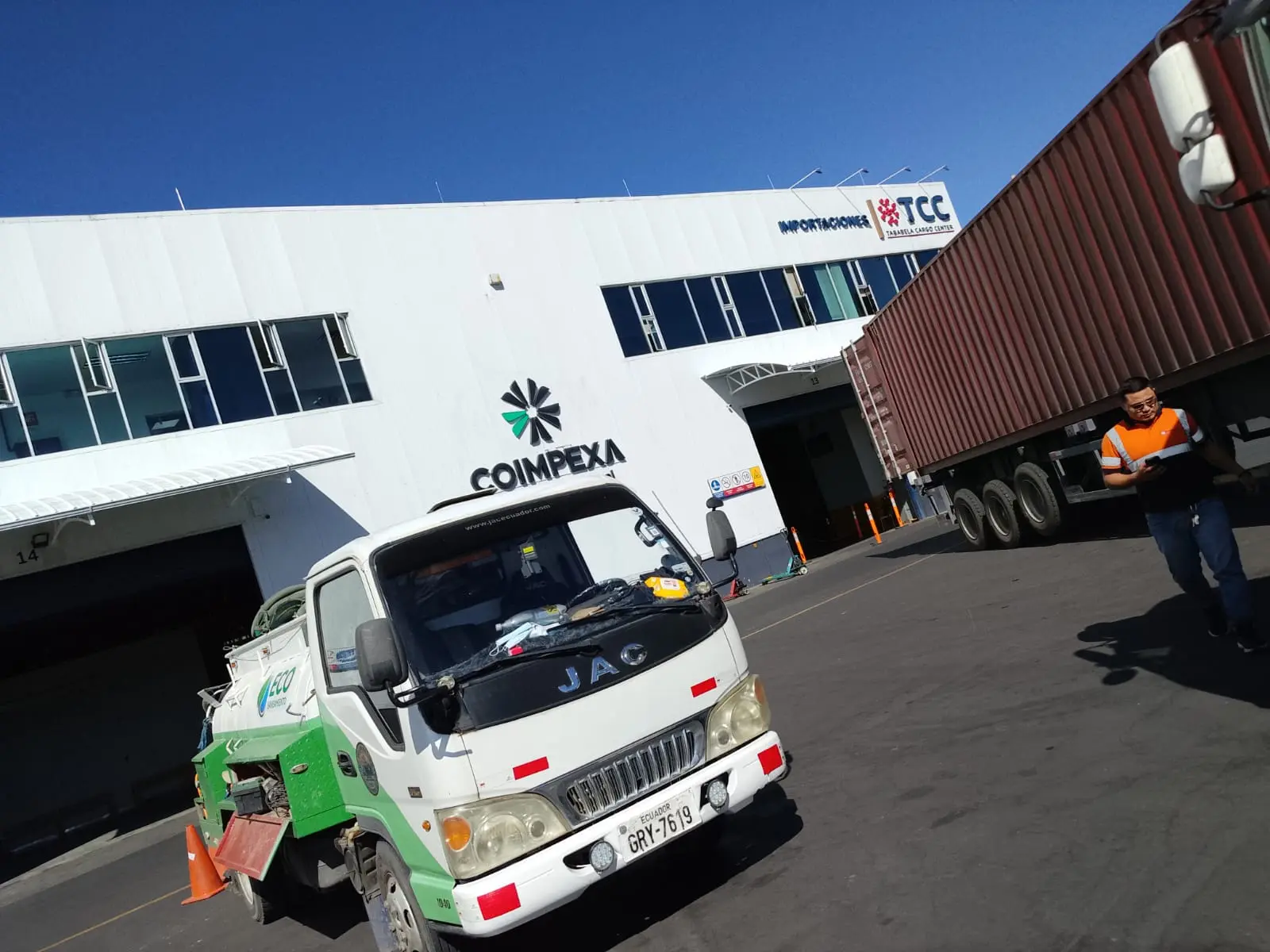 Nosotros somos una empresa de limpieza de pozos sépticos, contamos con camión de succión de Eco Saneamiento RAMGL.