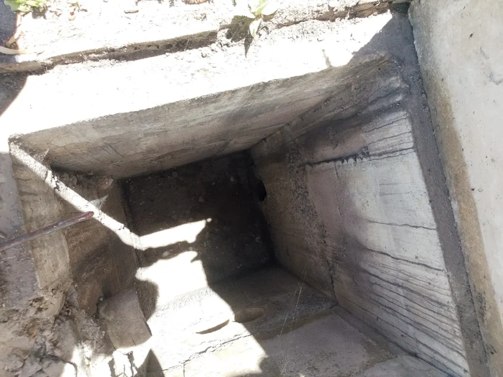Cámara de concreto de pozo séptico vacía y limpia tras el desalojo
