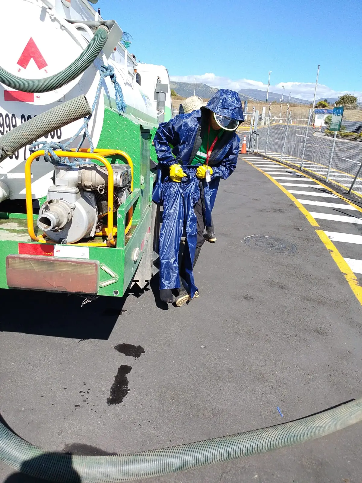 lawn-01 Técnicos listos para limpiezas de pozos sépticos en Quito.
