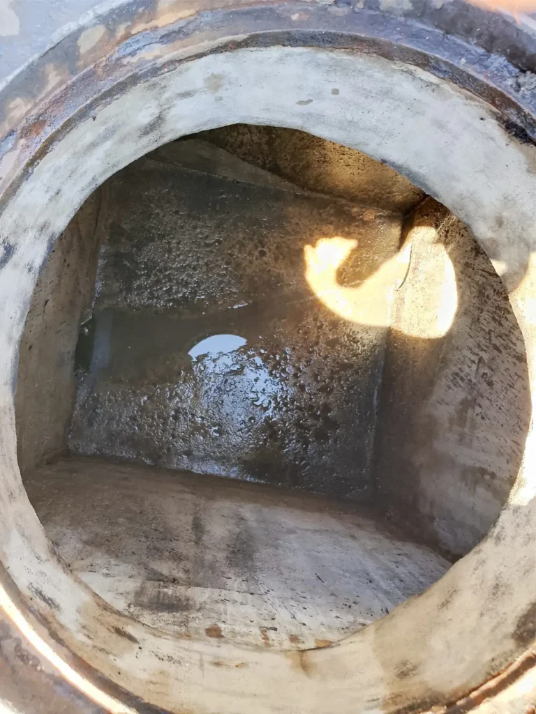 Interior de pozo séptico limpio después del desalojo y lavado